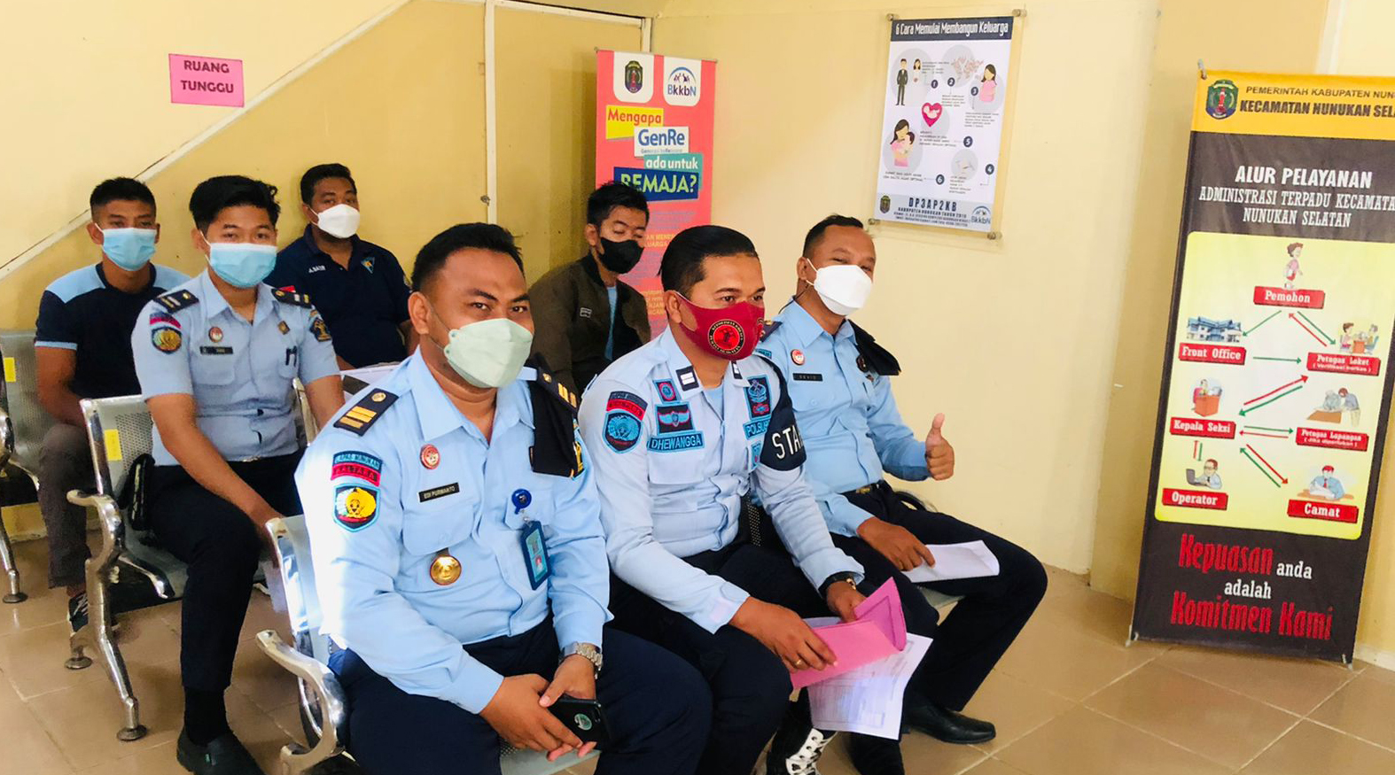 Sebanyak 21 orang pegawai Lembaga Pemasyarakatan kelas IIB Nunukan menjalani Vaksinasi Booster Covid 19, Selasa (15/02) di Kantor Kecamatan Nunukan Selatan.