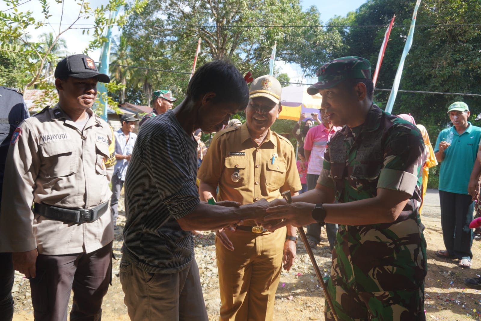 Bersama Dandim 0911 Nunukan, Wabup H. Hanafiah Saksikan Peresmian Bedah Rumah Bantuan KASAD TNI AD.