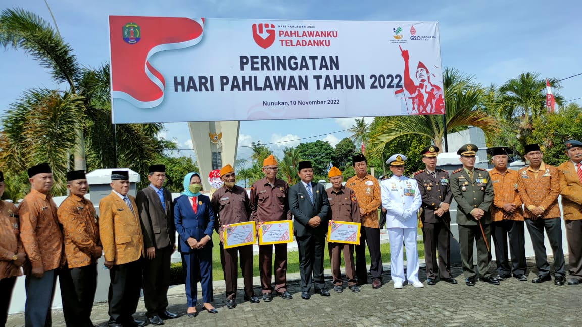 Bersama Unsur Forkopimda dan Veteran, Ketua DPRD, Hj Leppa hadiri kegiatan Tabur Bunga di TMP Jaya Sakti Nunukan.