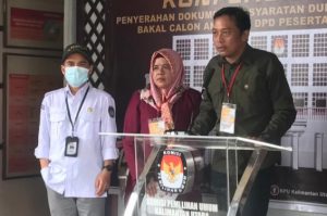 Liaison Officer (LO) Syamsir Ponna dan Erni menyampaikan sambutan usai menyerahkan Dukungan Larazati Morisca sebagai Calon Anggota DPD RI dapil Kalimantan Utara.
