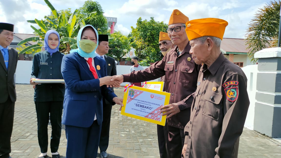 Ketua DPRD Nunukan, Menyerahkan Bantuan Sosial Kepada sejumlah Veteran Kabupaten Nunukan.