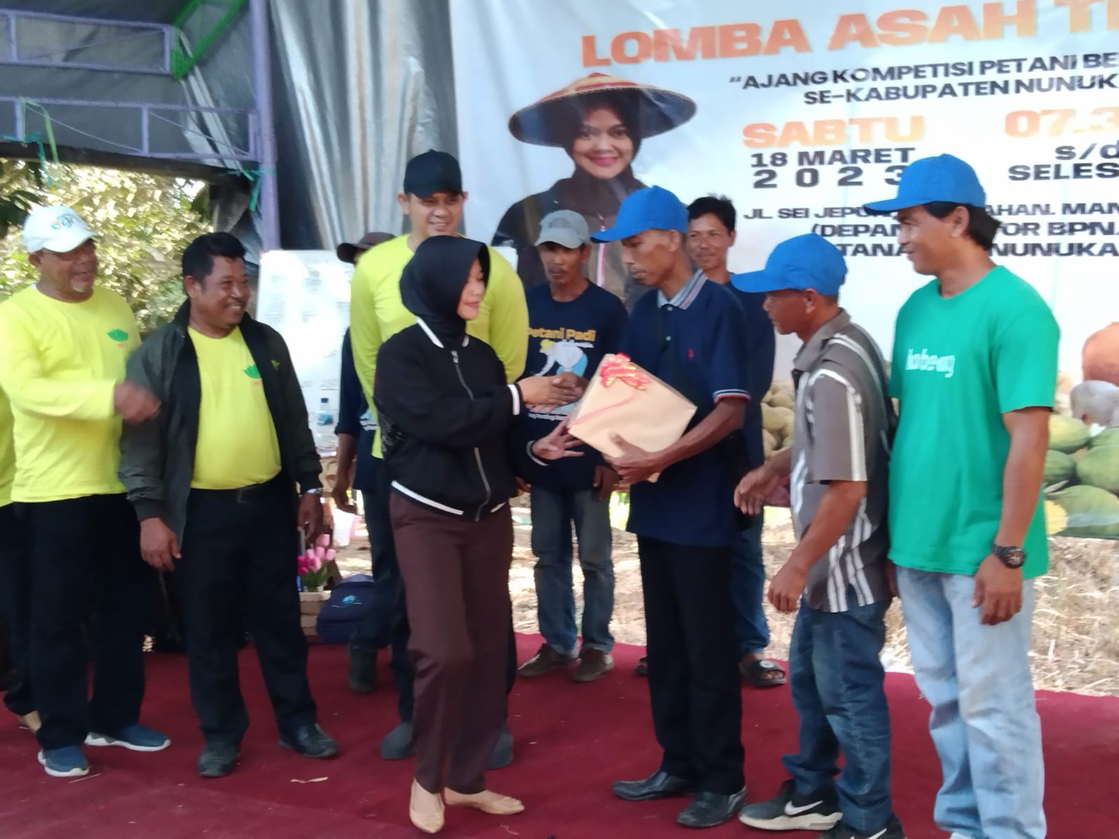 tim wilayah BPP Kecamatan Nunukan, Agus Leppang (Poktan Buntu Pepasan, P4S Bukit Kapur Indah, Petani Milenial), Yohannis Tumampa (Tunas Hijau Mandiri) dan Niko berhasil meraih juara II.