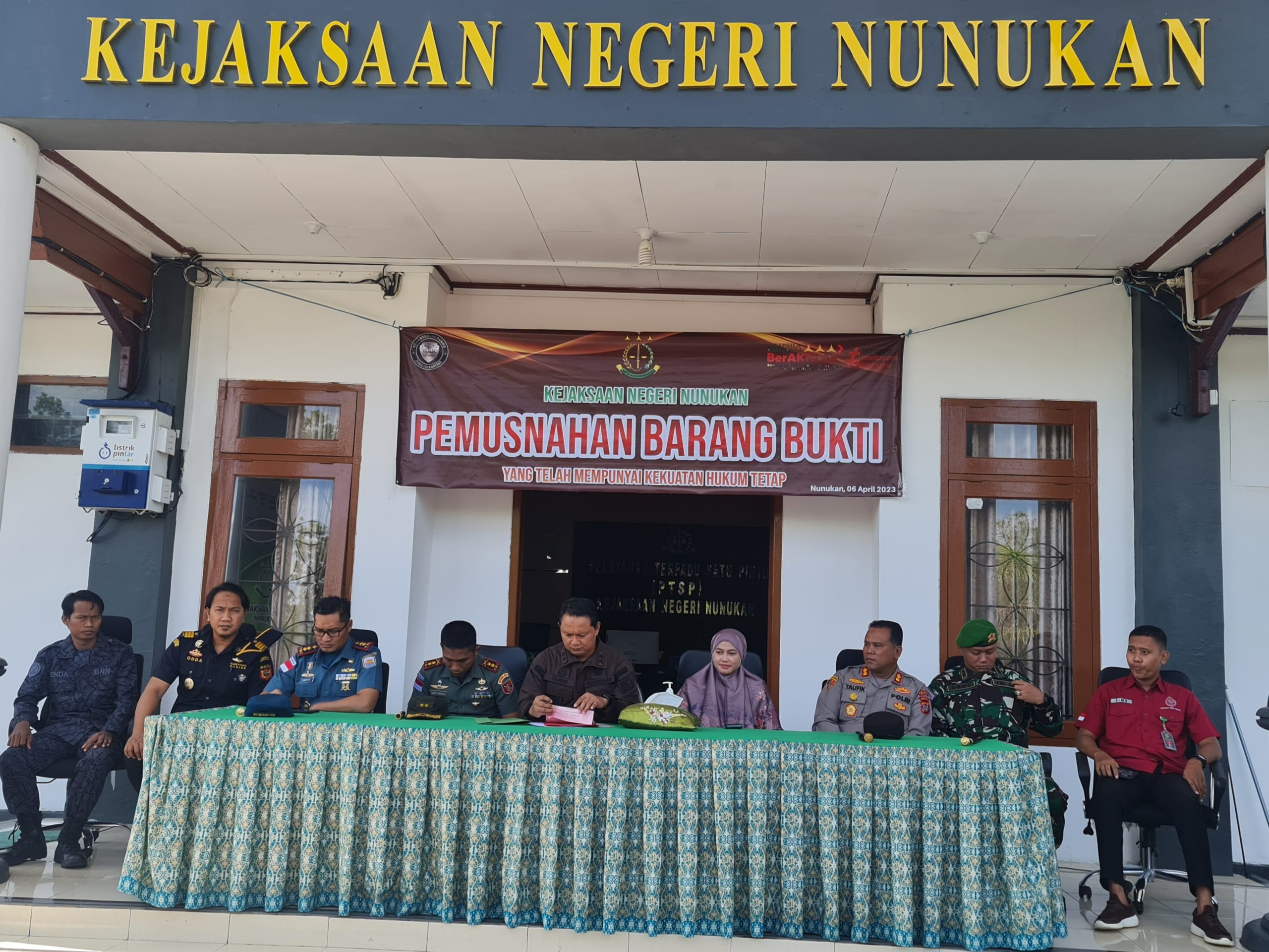 Buparlti Nunukan, Hj Asmin laura Hafid, SE MM, Ph.D hadiri pemusnahaan barang bukti tindak pidana umum di Kejaksaan Negeri Nunukan