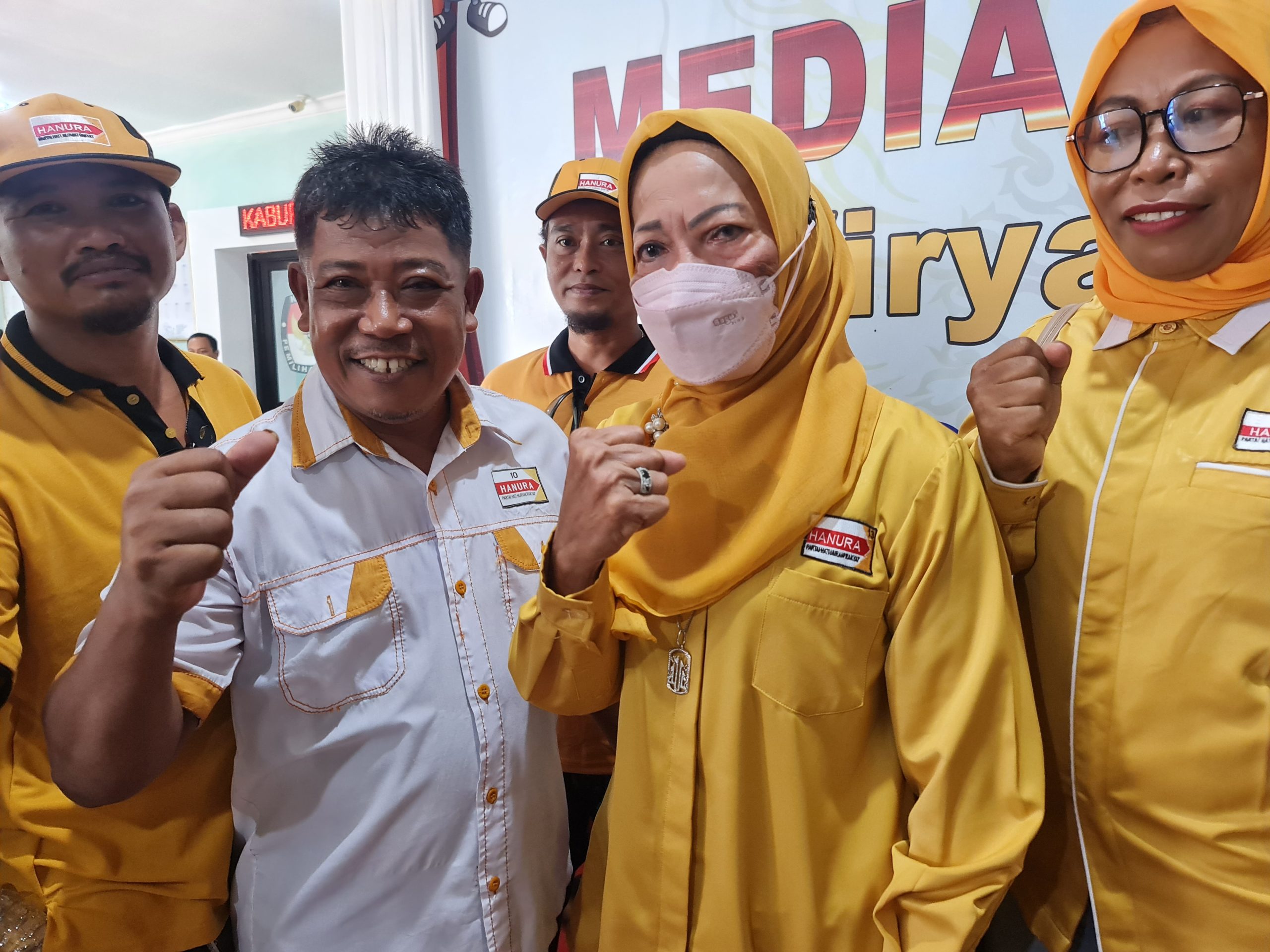 Ketua DPC. Partai Hanura, Hj Leppa bersama Caleg Hanura di Media Centre Kantor KPU Nunukan.