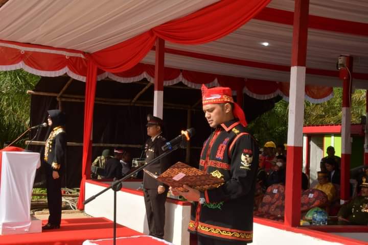 Wakil Ketua DPRD membacakan naskah proklamasi
