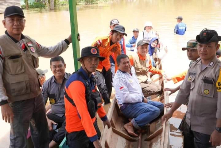 Anggota DPRD Nunukan, Hendrawan meninjau lokasi banjir dan menyalurkan bantuan kepada warga yang terdampak.