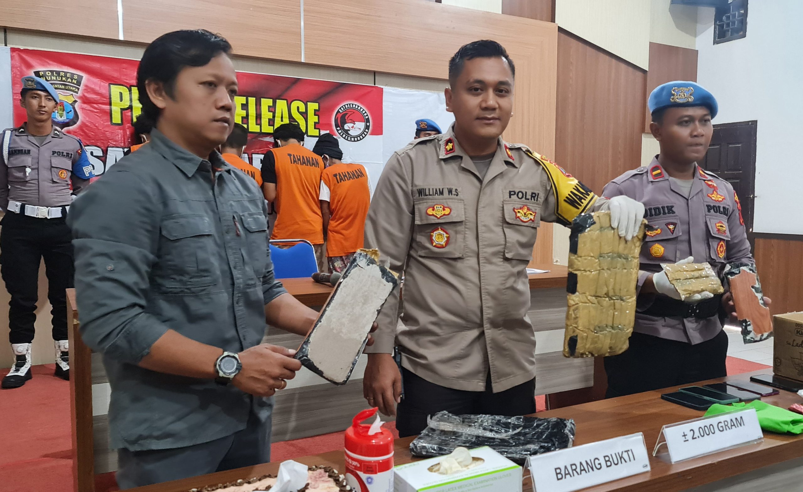 Pres Release Pengungkapan Kasus Narkoba Jenis Sabu di Aula Sebatik Mapolres Nunukan.