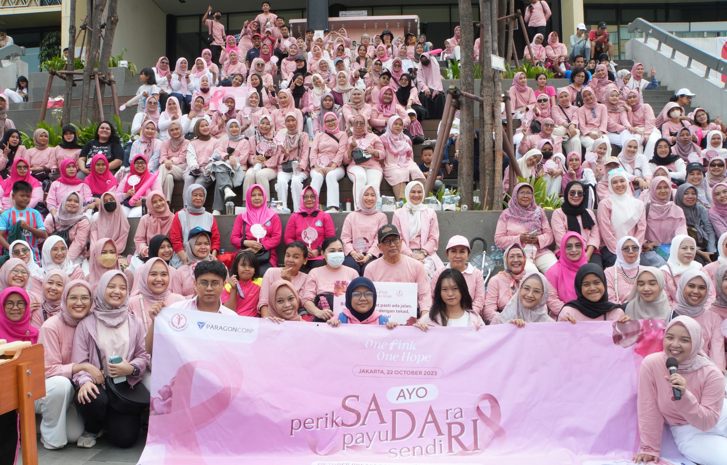 Antusiasme Masyarakat yang Mengikuti Fun Walk Campaign One Pink One Hope di Jakarta