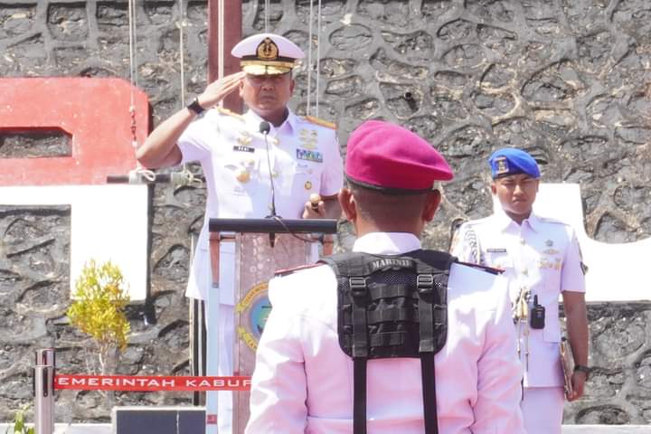 Inspektur Upacara Komandan Lantamal XIII Laksamana Pertama TNI Deni Herman, S.T., M.A.P. M. Tr.Opsla., CHRMP., CFrA.