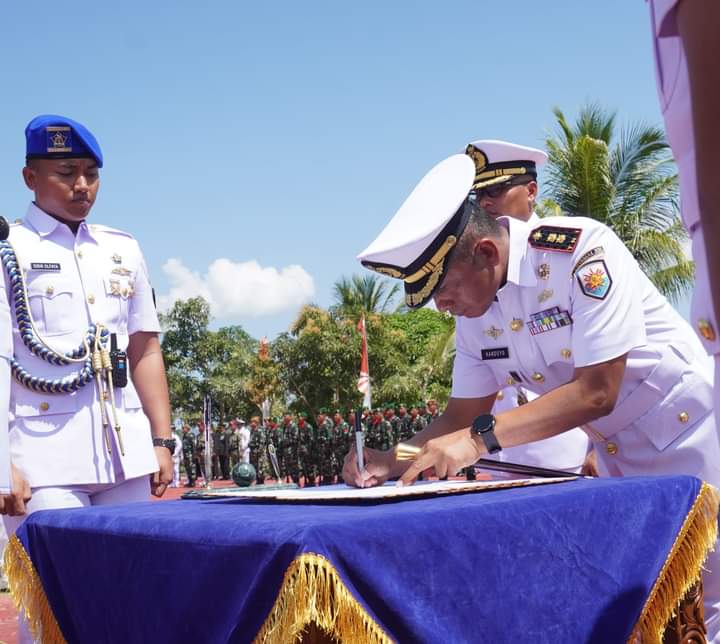 Penandatanganan Berita Acara Serah Terima Jabatan Oleh Letkol Laut (P) Arief Kurniawan Hertanto, S.H kepada Letkol Laut (P) Handoyo, S.H, M.Si, M.Tr.Opsla.