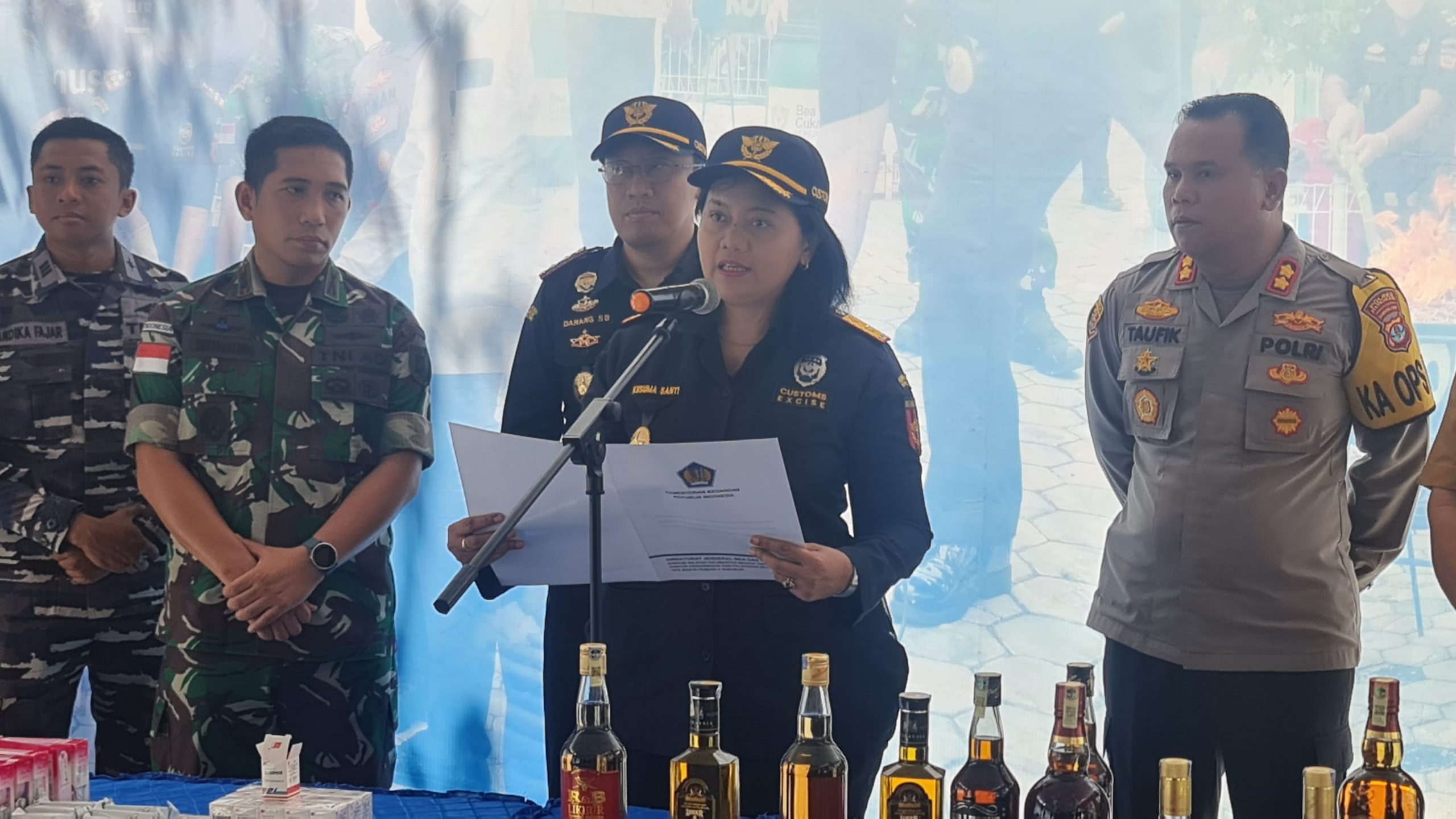 Kakanwil Dirjen Bea Cukai Kalimantan Bagian Timur, Kusuma Santi Wahyuningsih menyampaikan pres release Penindakan Barang Illegal.