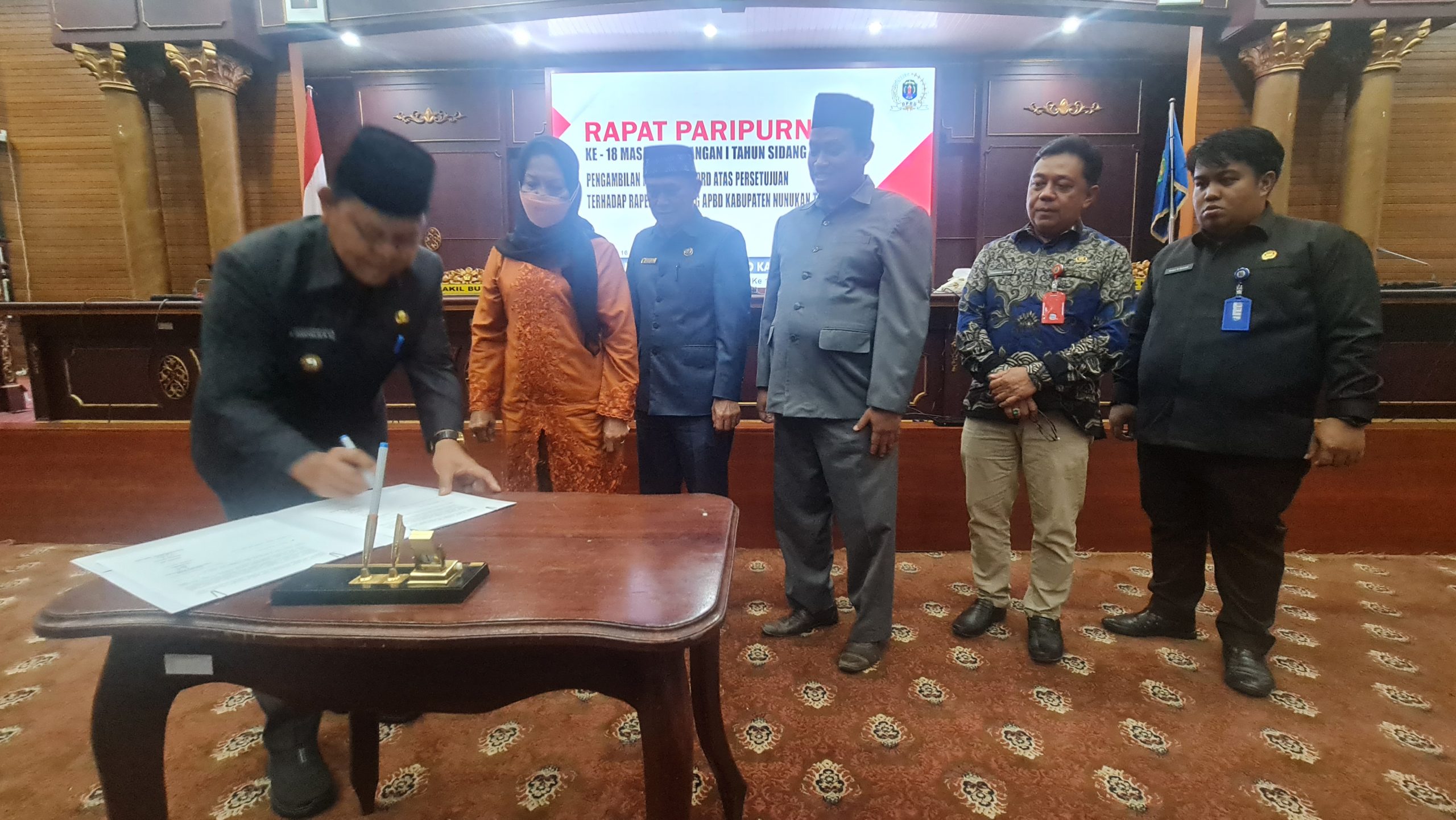 Wakil Bupati Nunukan, H. Hanafiah, M.Si menandatangani Berita Acara Persetujuan APBD 2024.