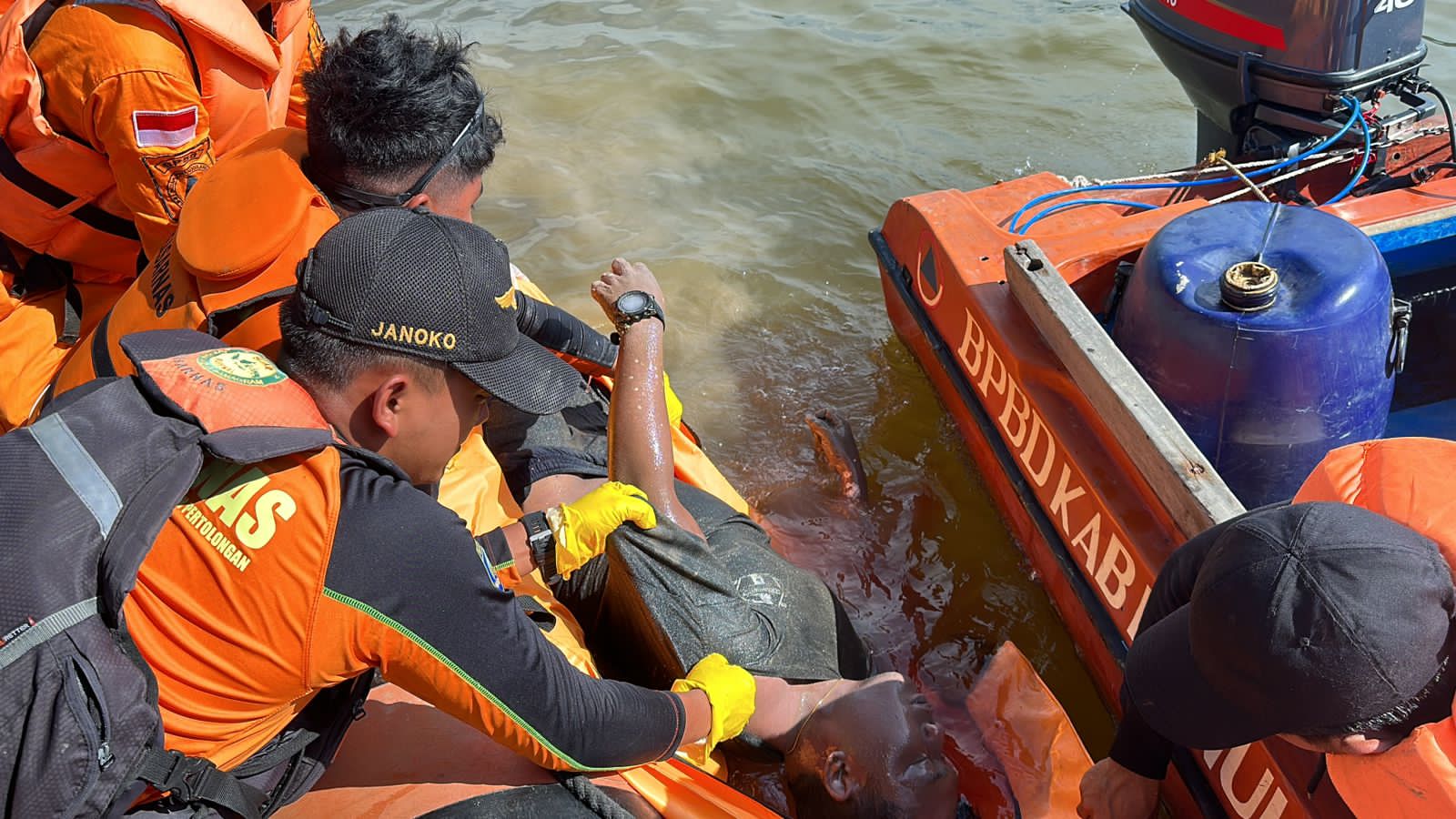 Lanal Dan Tim SAR Gabungan Evakuasi ABK Tenggelam Di Seimenggaris.