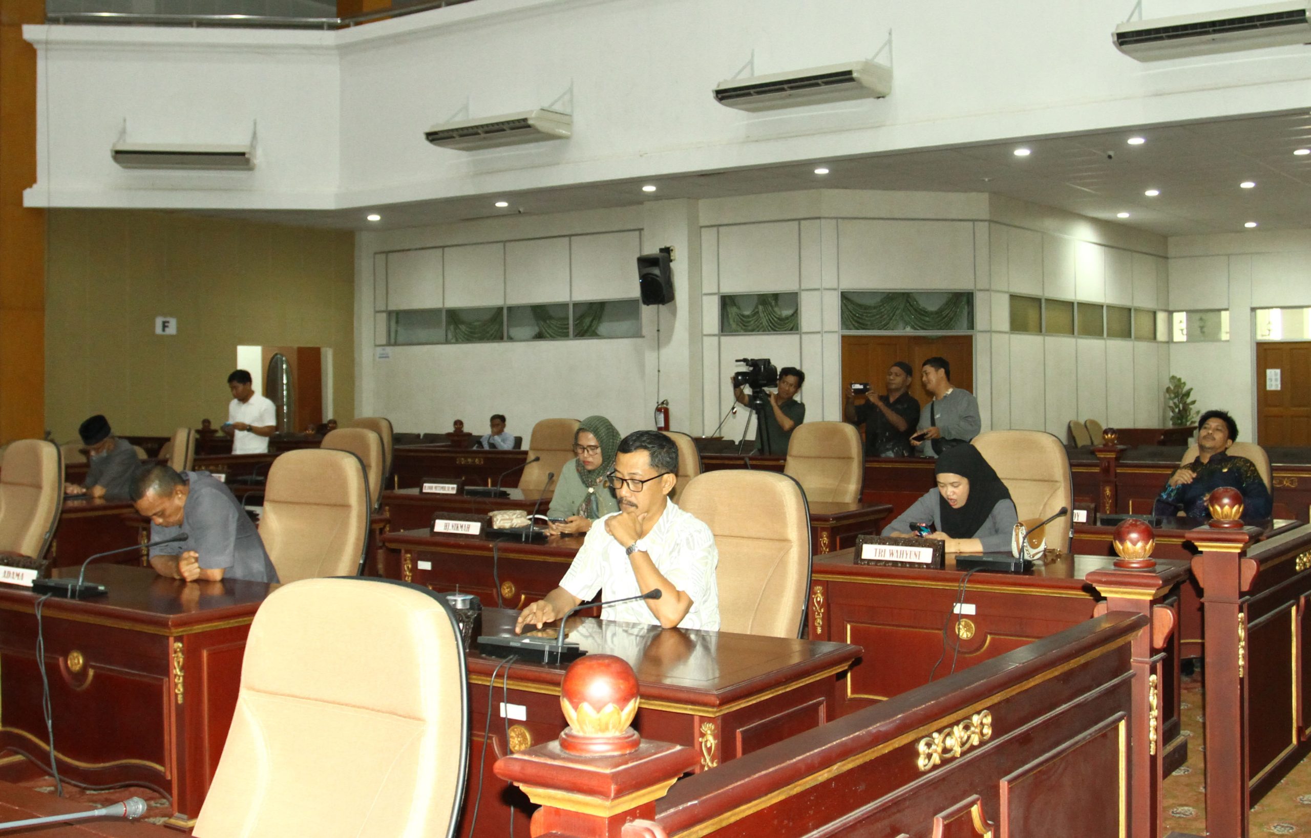 rapat paripurna ke 13 Penyampaian jawaban Pemerintah Daerah Terhadap Pemandangan Umum Fraksi DPRD terhadap Raperda Pemberian Fasilitas/Intensif dan Kemudahan Investasi