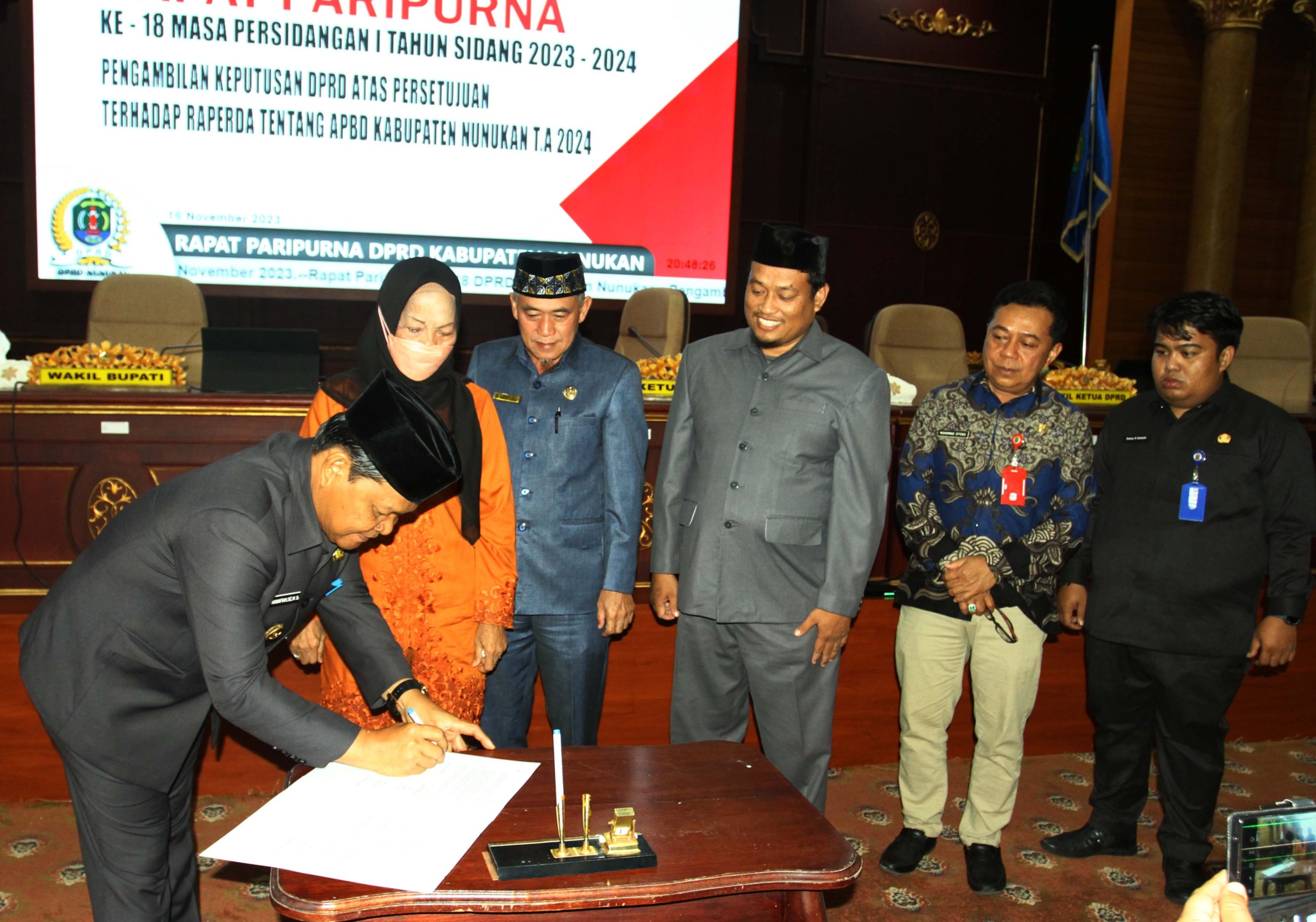 Wakil Bupati Nunukan, H. Hanafiah M.Si menandatangani Berita Acara Persetujuan APBD 2024. 