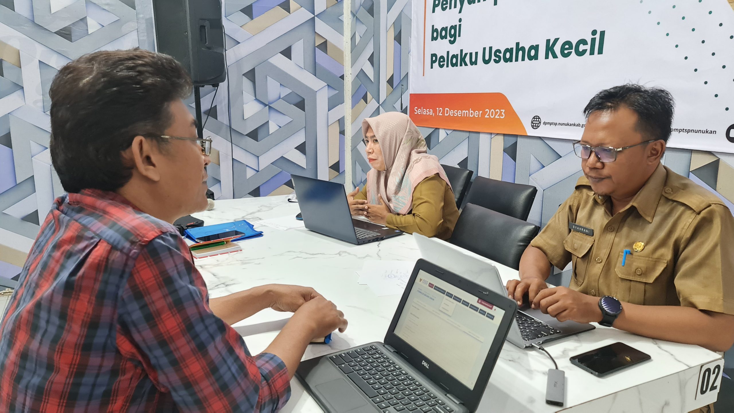 DPM - PTSP Nunukan Dampingi Pelaku Usaha Sampaikan LKPM OSS.