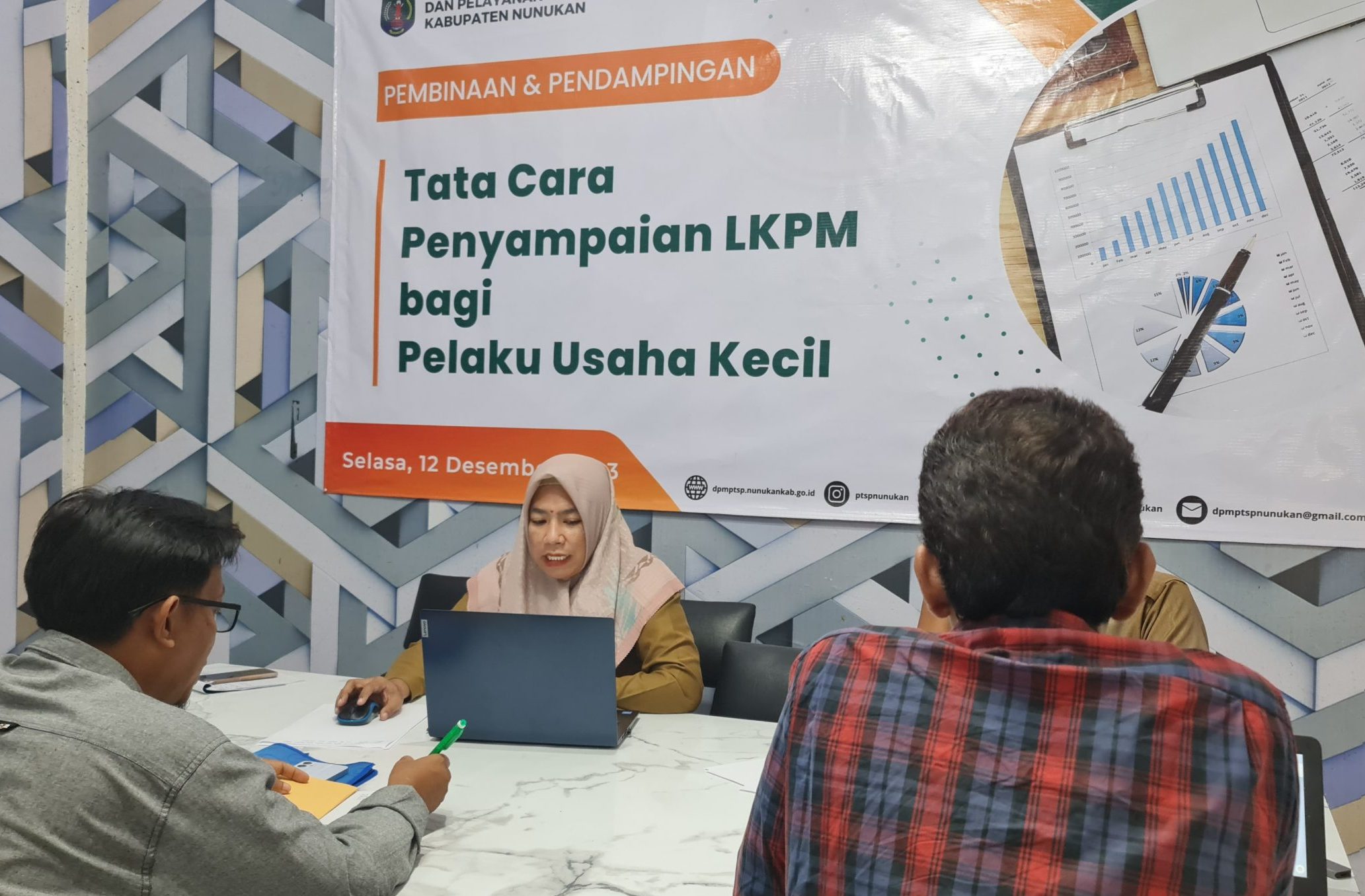 DPM - PTSP Nunukan Dampingi Pelaku Usaha Sampaikan LKPM OSS.