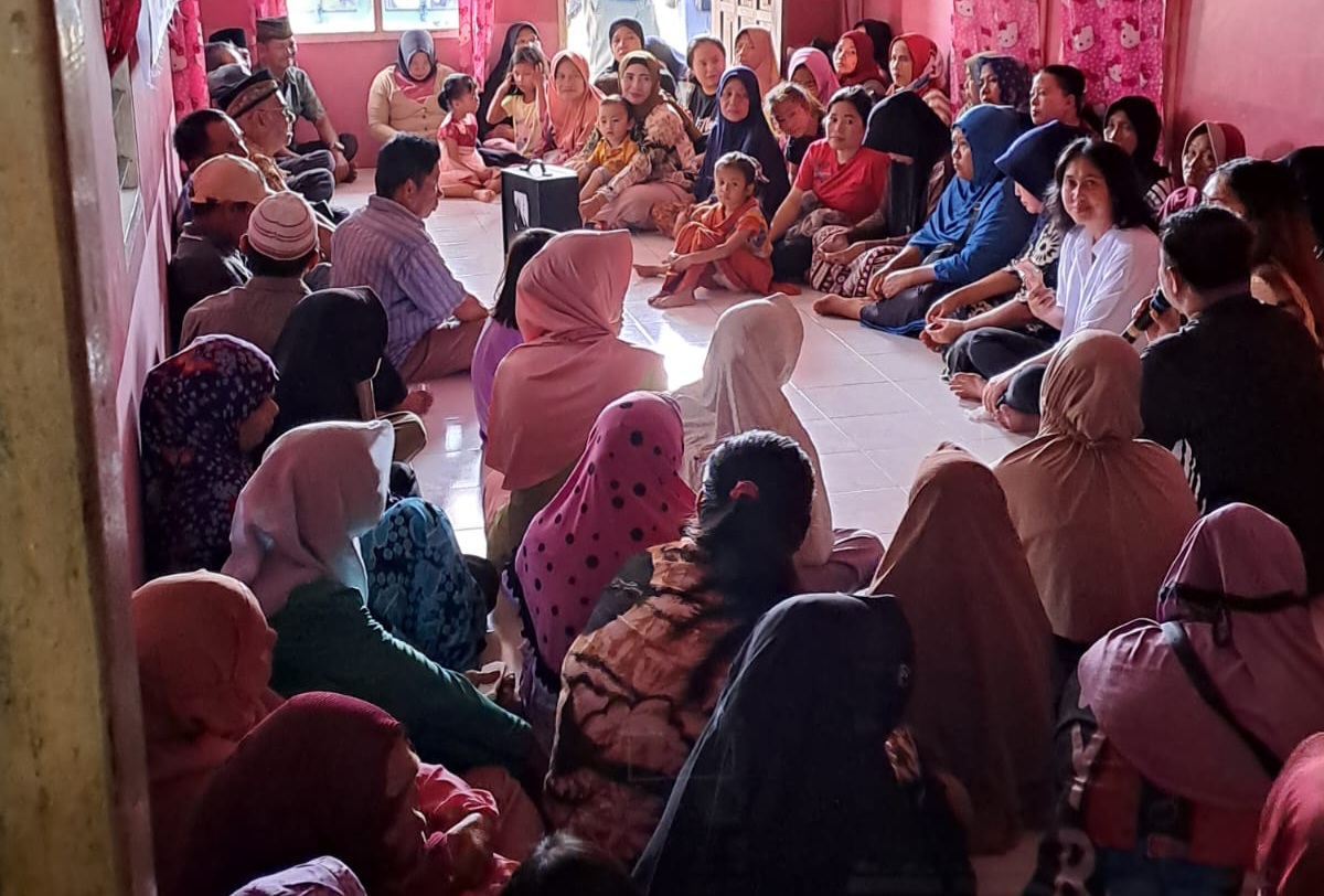 Asni Hafid Bersama Warga Sei Fatima.