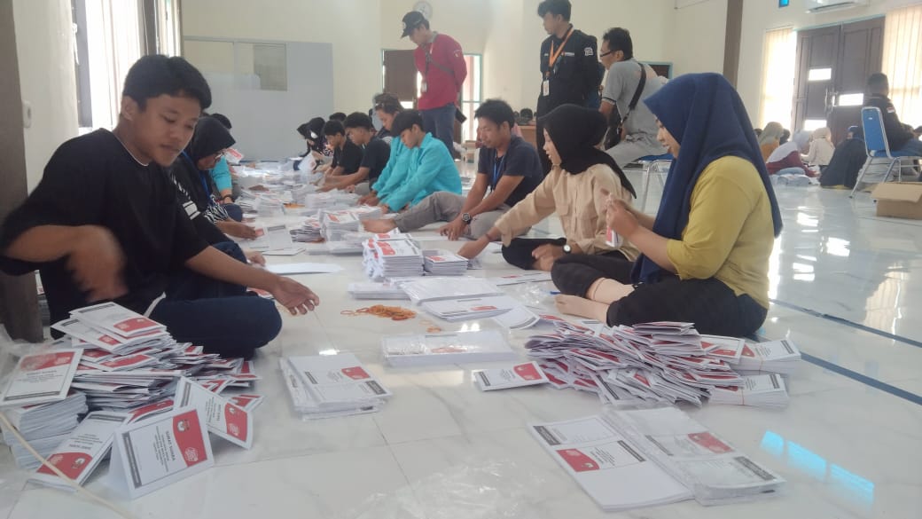 Petugas Sortir dan Lipat Kertas Surat Surat Suara di Aula KPPN Nunukan.