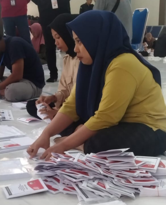 Petugas Sortir Lipat Kertas Suara