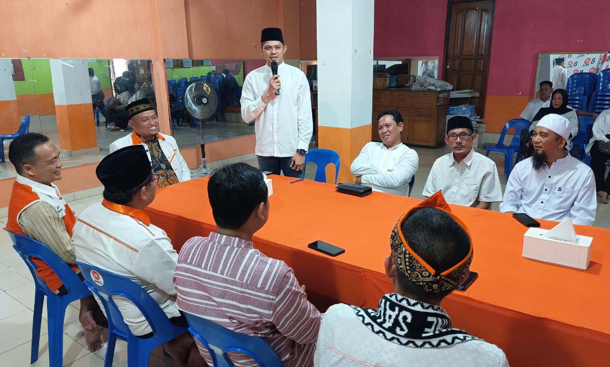 Calon Bupati Nunukan, H. Andi Muhammad Akbar Djuarzah bersama tim mengembalikan formulir pendaftaran di Sekretariat DPC Partai Keadilan Sejahtera.