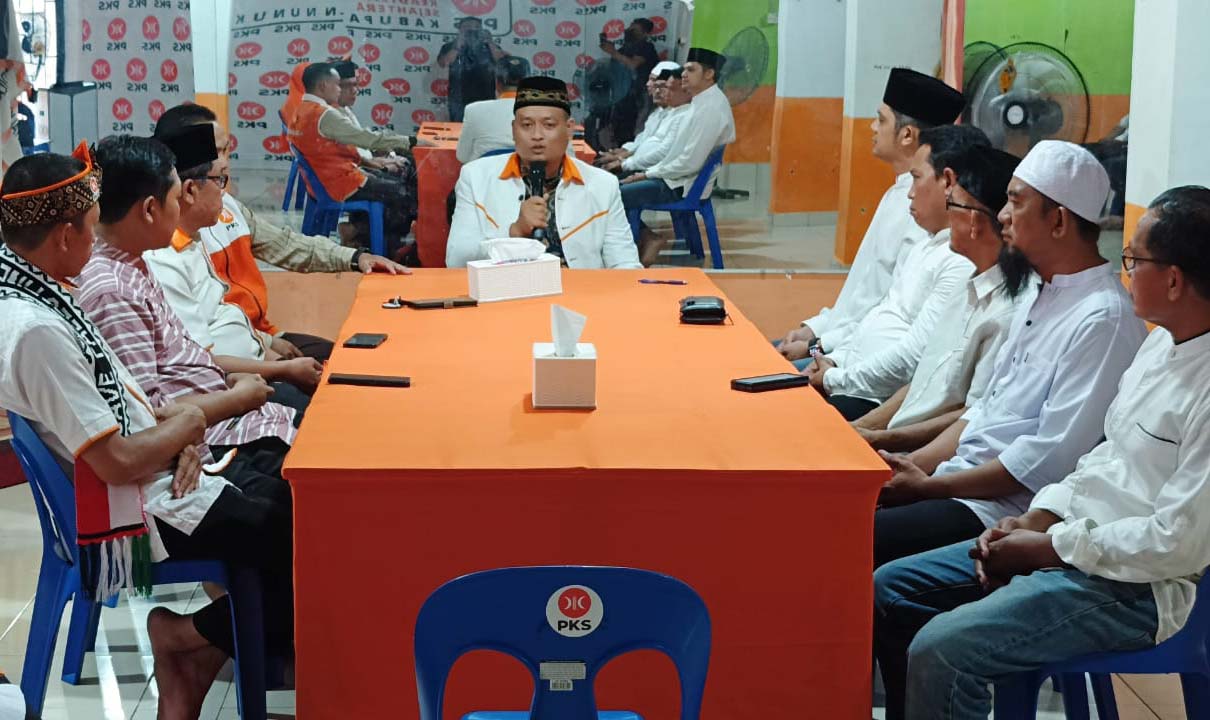 Ketua DPC Partai Keadilan Sejahtera,  Burhanuddin S.HI, menerima rombaongan H. Andi Muhammad Akbar Djuarzah di sekretariat PKS, Jala. angkasa.