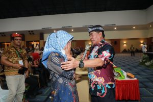 Gubernur Kaltara, DR (HC) H Zainal A Paliwang, M.Hum memberikan hadiah umrah kepada salah satu masyarakat yang hadir pada acara Halal Bihalal
