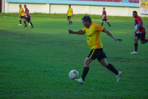Buka Turnamen Sepak Bola, Gubernur Cetak Satu Gol di Laga Persahabatan.