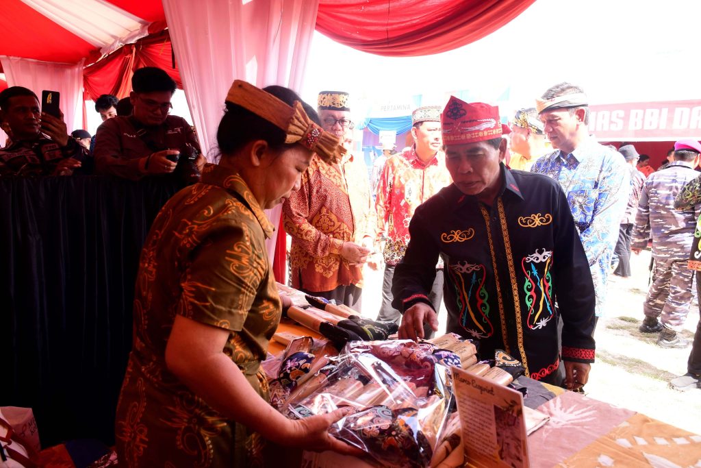 SEMANGAT PRODUK LOKAL : Gubernur Kaltara, DR (HC) H Zainal A Paliwang, M.Hum meninjau produk lokal beberapa waktu lalu.