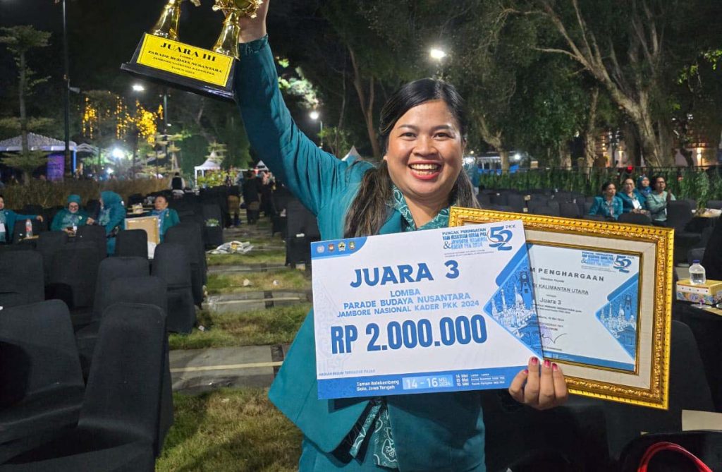 Puncak Peringatan HKG PKK ke-52 Berlangsung Meriah, Kaltara Sabet Juara III Lomba Defile.