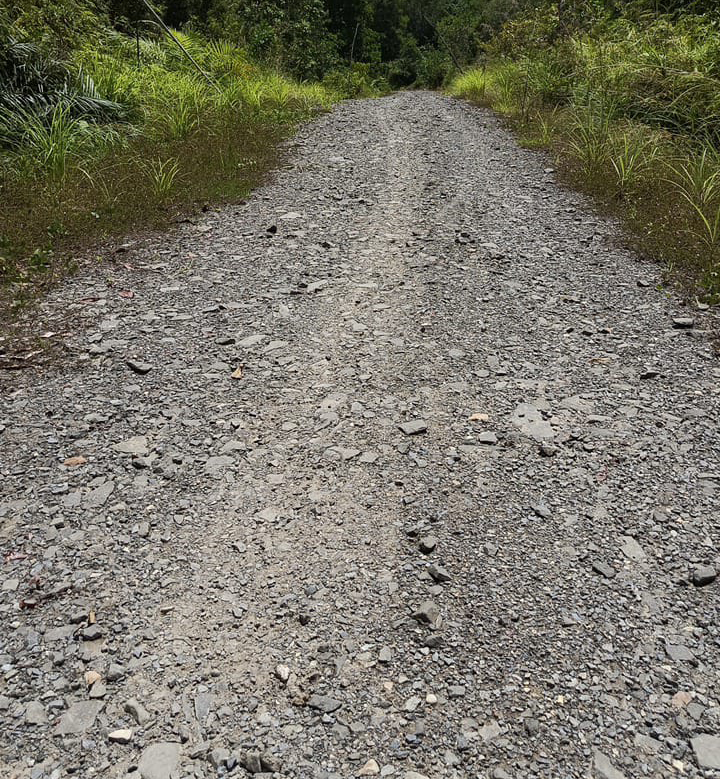 Akses Jalan Jalan Kilo 2 Desa Binusan, dimanfaatkan oleh Petani mengangkut hasil kebun dan pertanian ke kota.