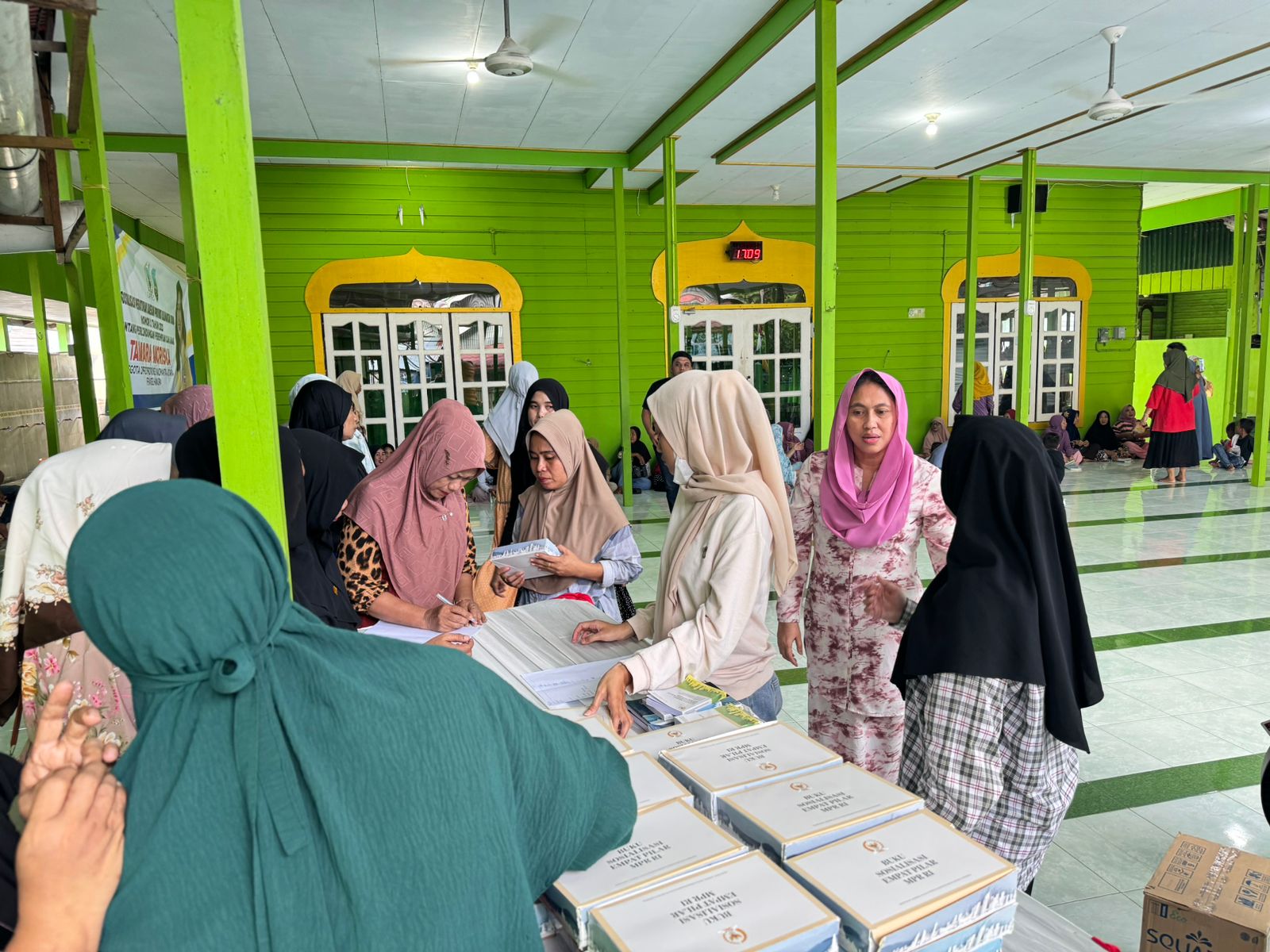 Panitia Membagikan Paket Buku Empat Pilar MPRI RI sebagai bahan referensi ikut serta mensosialisasikan NIlai nilai kebangsaan tersebut. 