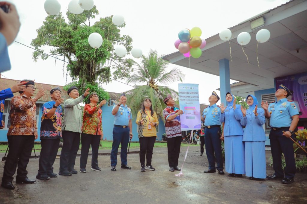 INTERVENSI SERENTAK : Gubernur Kaltara, DR (HC) H Zainal A Paliwang, M.Hum melepas balon sebagai tanda dimulainya Intervensi Serentak Percepatan Penurunan Stunting 2024, di Posyandu Maleo Satradar 225, Kamis (6/6).