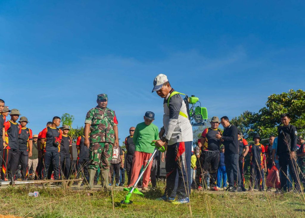 Ikut Gotong Royong, Gubernur Disambut Hangat Warga Desa Tengkapak.