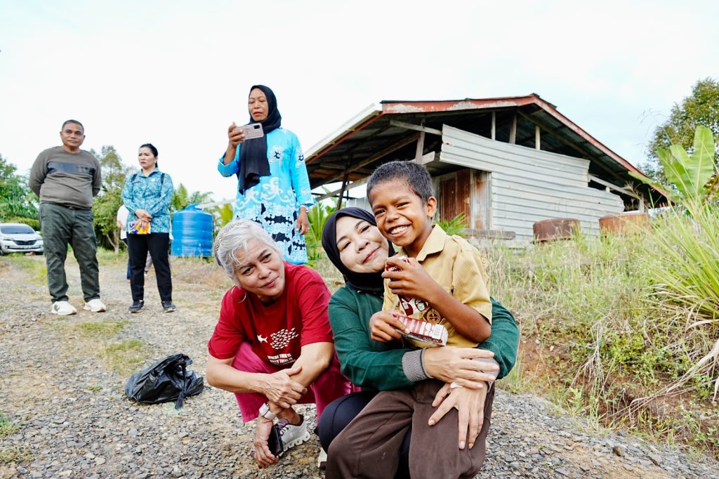 Dari Roadshow TP-PKK Kaltara di Tapal Batas Indonesia (Bagian 1): Perjuangan Anak-anak TKI Tempuh 20 km Berjalan Kaki untuk ke Sekolah.