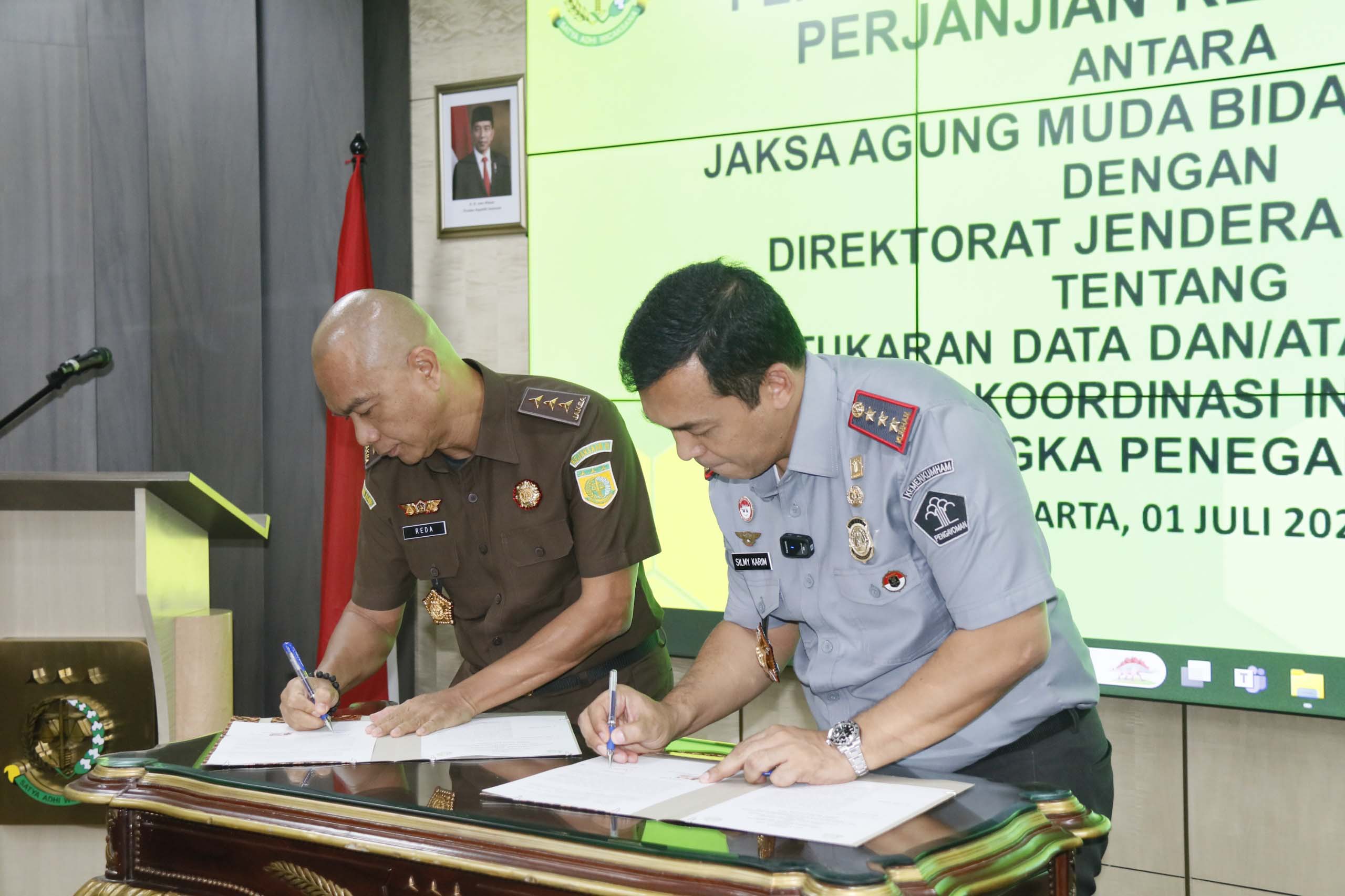 Direktur Jenderal Imigrasi, Silmy Karim menandatangani Perjanjian Kerja Sama (PKS) dengan Jaksa Agung Muda Intelijen Kejaksaan RI, Reda Manthovani pada Senin, 1 Juli 2024 bertempat di Gedung Utama Kejaksaan Agung RI, Jakarta