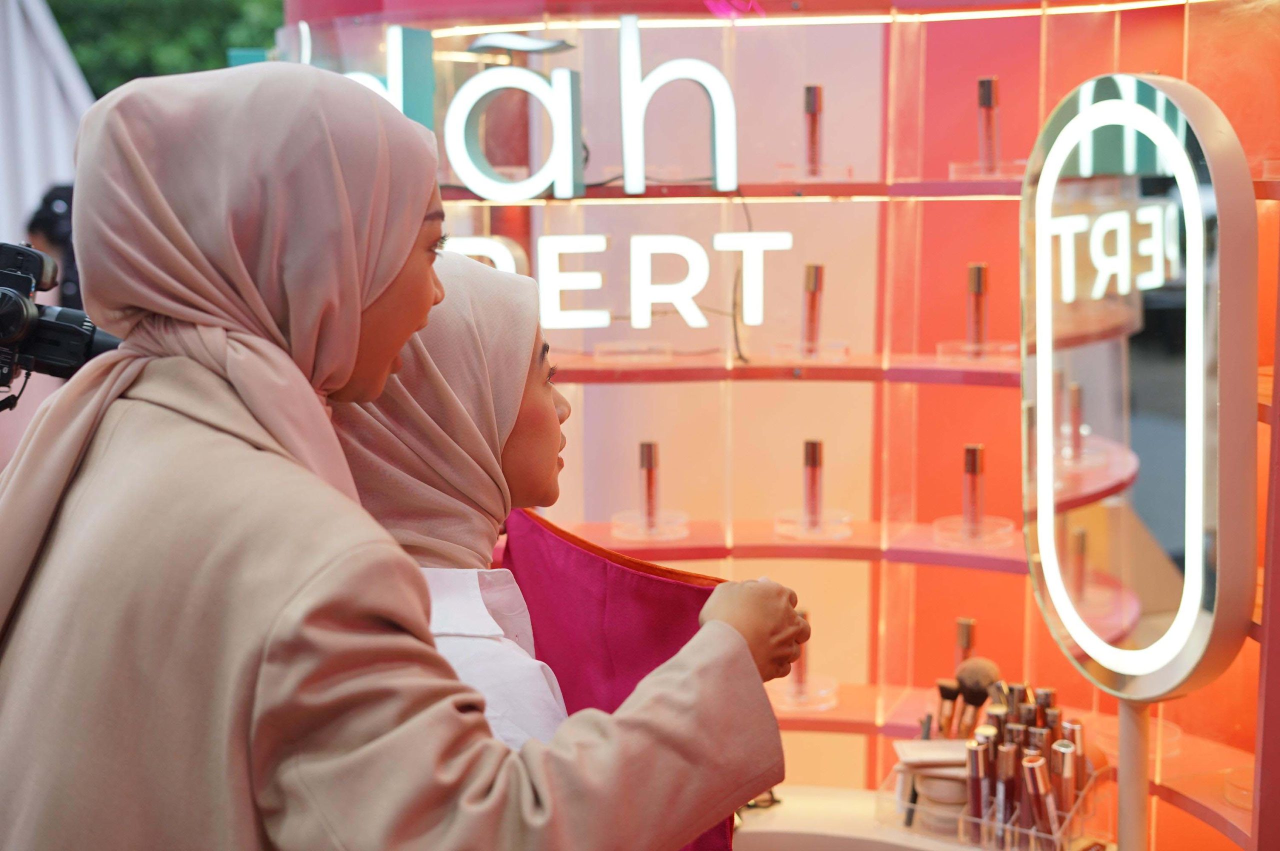 Wardah Hadirkan Experience The Color Expert dan Dukung Seniman Perempuan di ArtJog 2024.