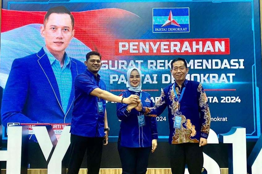 Pasangan Andi Akbar Duarzah dan Serfianus bersama Ketua DPC Demokrat Nunukan, Hj. Andi Maryati