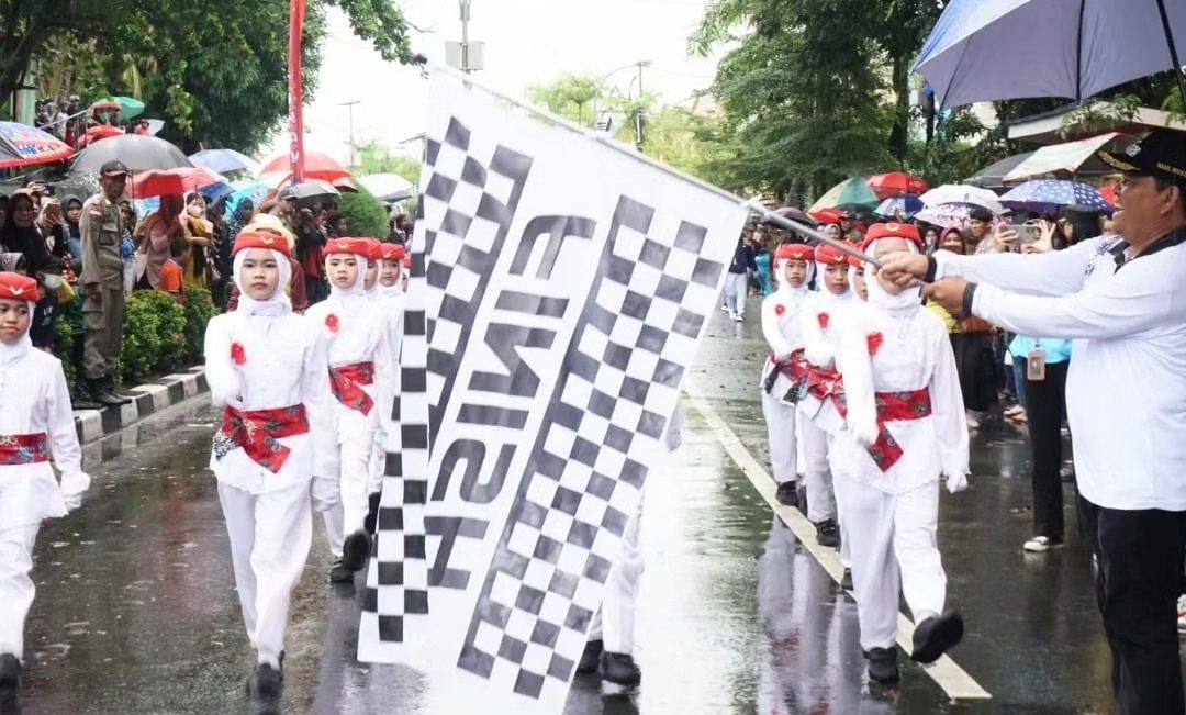 Hujan Deras Tak Surutkan Spirit Peserta Lomba Gerak Jalan Dalam Perayaan HUT Nunukan ke-25.