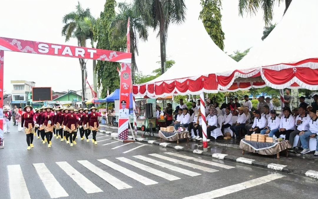 Hujan Deras Tak Surutkan Spirit Peserta Lomba Gerak Jalan Dalam Perayaan HUT Nunukan ke-25.