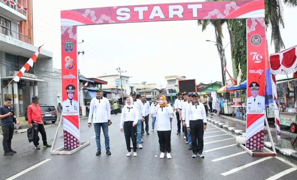 Hujan Deras Tak Surutkan Spirit Peserta Lomba Gerak Jalan Dalam Perayaan HUT Nunukan ke-25.