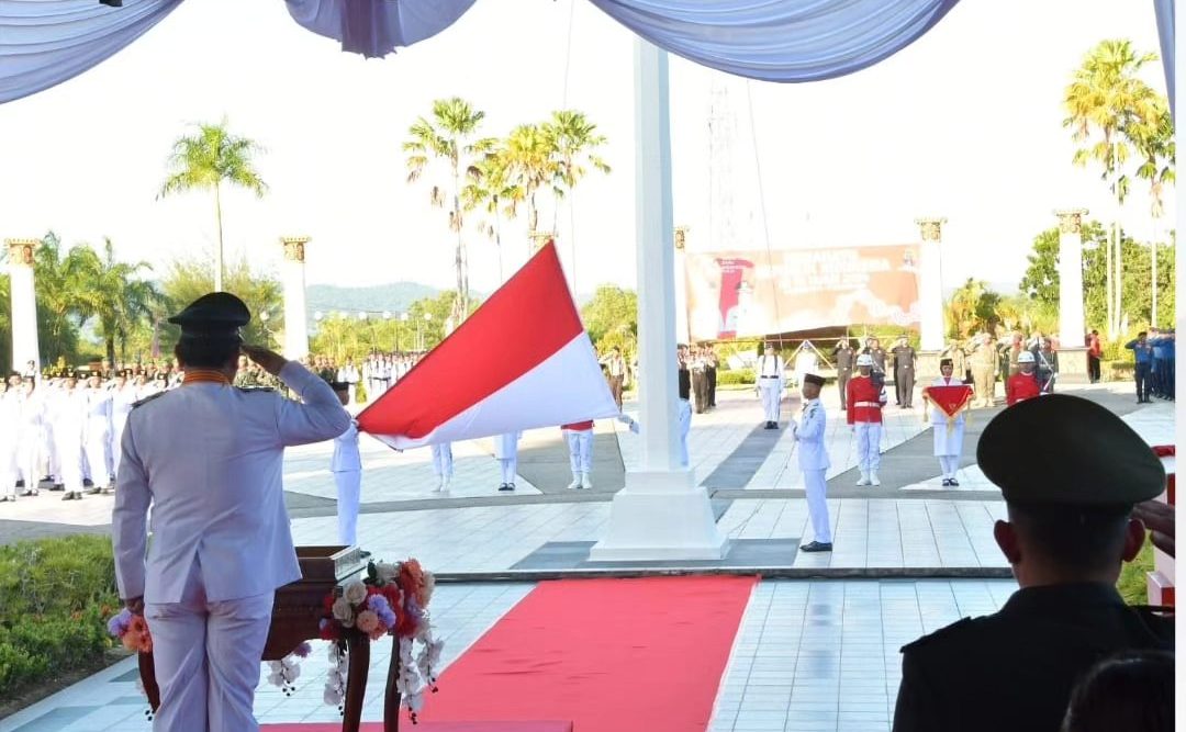 Indah Ramadhani Bawa Baki Duplikat Bendera Pusaka Dalam Upacara Penurunan Bendera HUT RI 79.