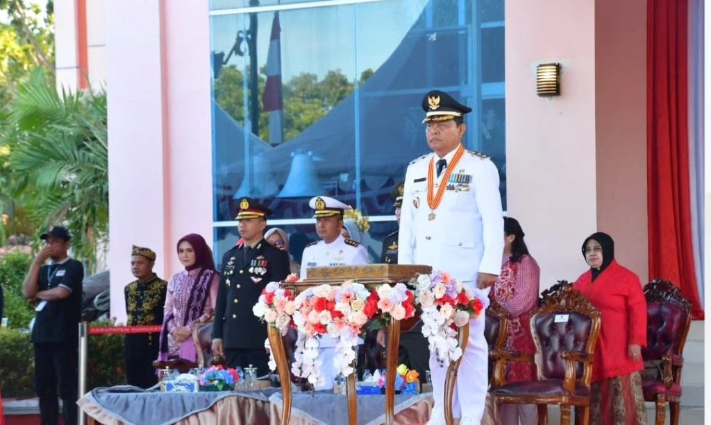 Indah Ramadhani Bawa Baki Duplikat Bendera Pusaka Dalam Upacara Penurunan Bendera HUT RI 79.