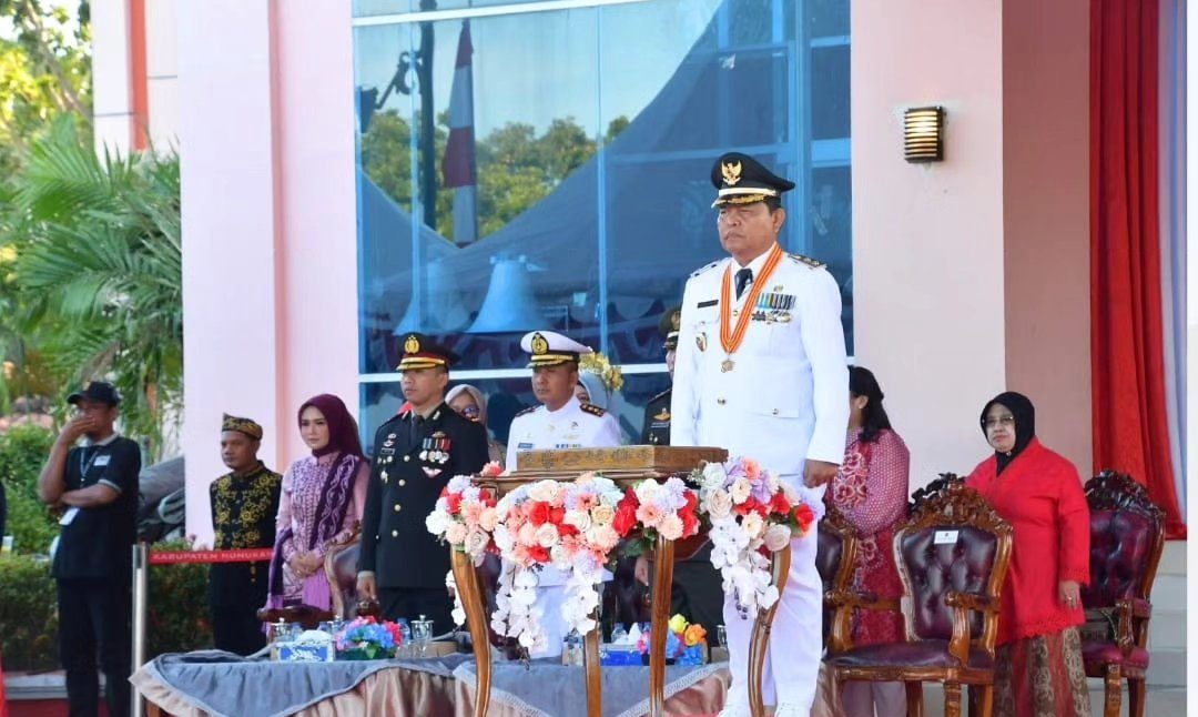 Indah Ramadhani Bawa Baki Duplikat Bendera Pusaka Dalam Upacara Penurunan Bendera HUT RI 79.