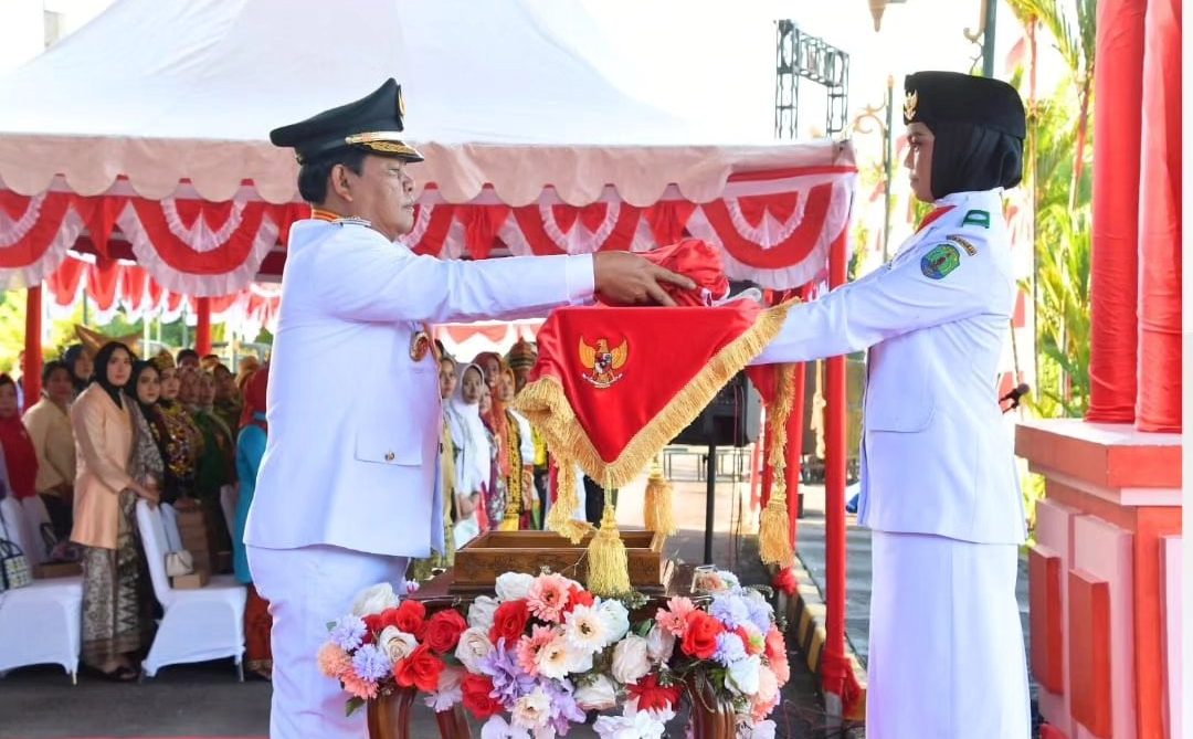 Indah Ramadhani Bawa Baki Duplikat Bendera Pusaka Dalam Upacara Penurunan Bendera HUT RI 79.