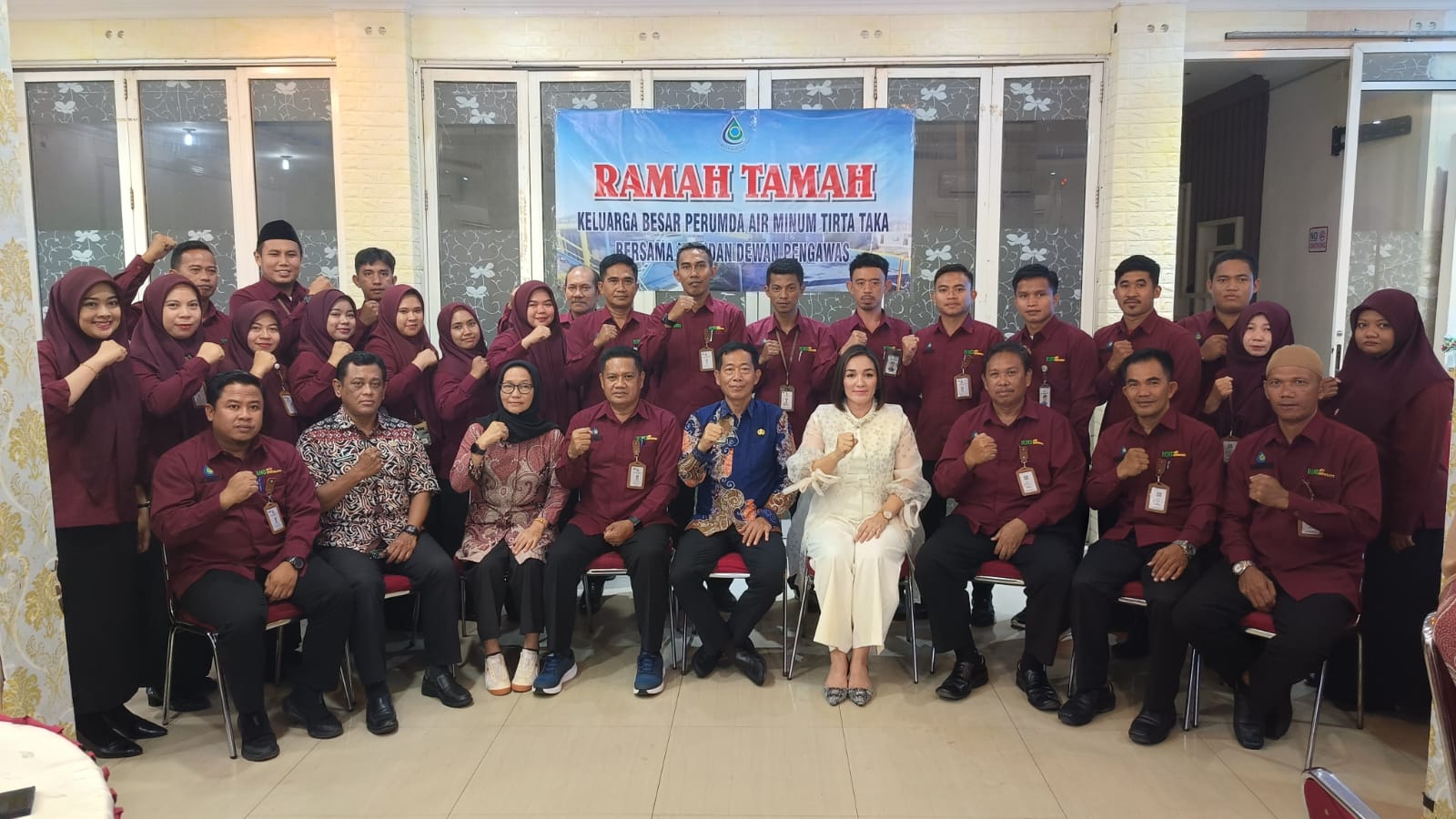 Foto Bersama Dewan Pengawas dan Direksi Perumda Tirta Taka Nunukan.