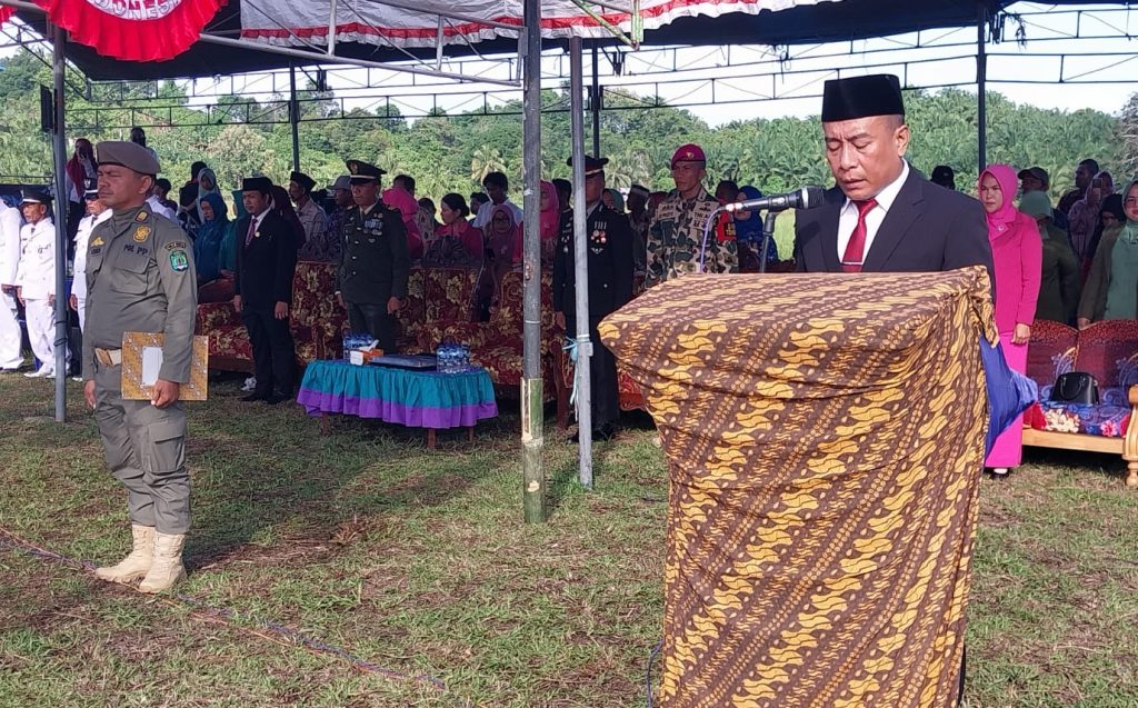 Anggota DPRD Nunukan Andre Pratama Menyampaikan Naskah Proklamasi dalam Upacara HUT RI ke 79 Di Kecamatan Sebatik.