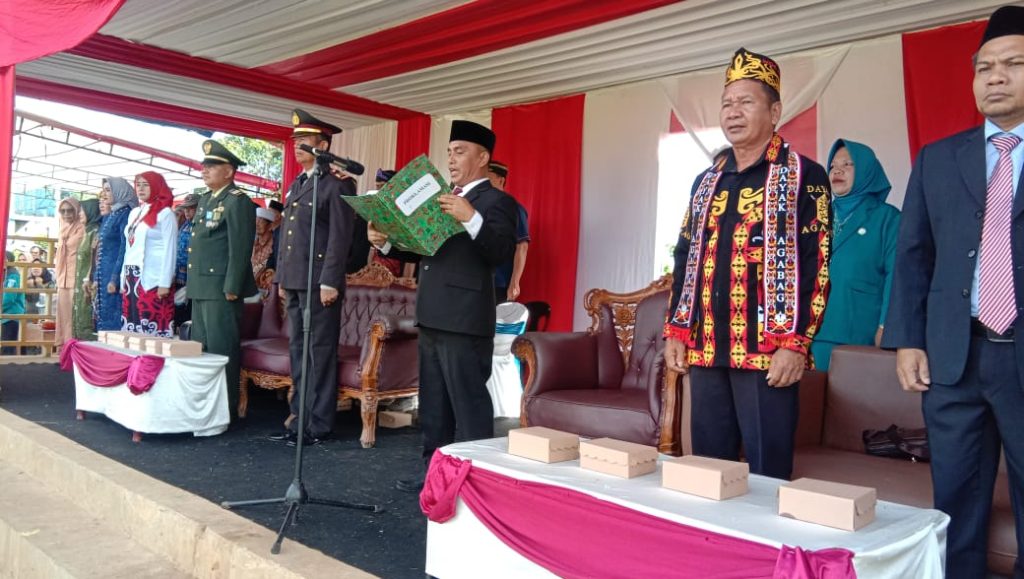 Anggota DPRD Nunukan, Said Hasan Menyampaikan naskah Proklamasi pada HUT RI Ke 79 Di Kecamatan Sembakung.