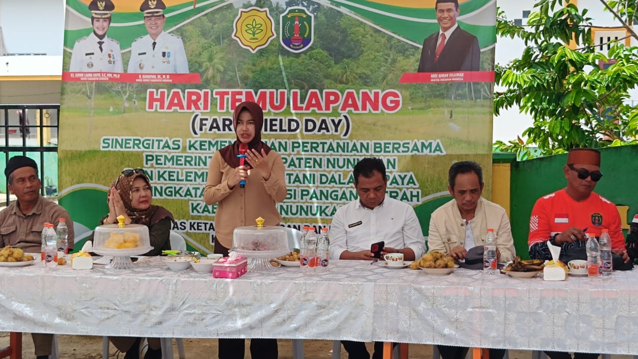 Bupati Kabupaten Nunukan, Hj Asmin Laura Hafid, SE, MM, Ph.D menyampaikan Sambutan Dalam Hari Temu Lapang dan Panen Raya Gapoktan Mamminasae Tanjung Aru Kecamatan Sebatik Timur.