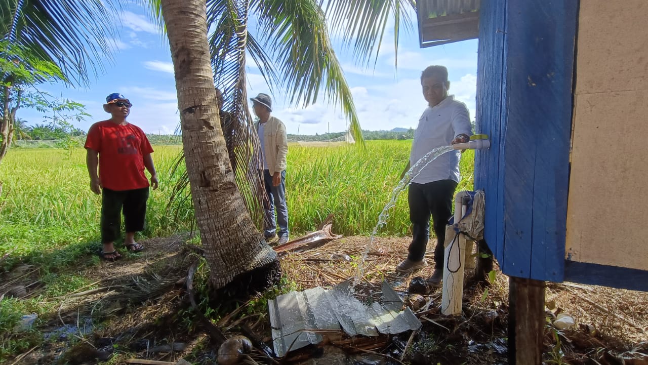 Kepala Pusat Pendidikan dan Pelatihan Pertanian, Dr. Muhammad Amin meninjau Pengairan Sawah dengan Pomanisasi air tanah di Desa Tanjung Harapan Kecamatan Sebatik.